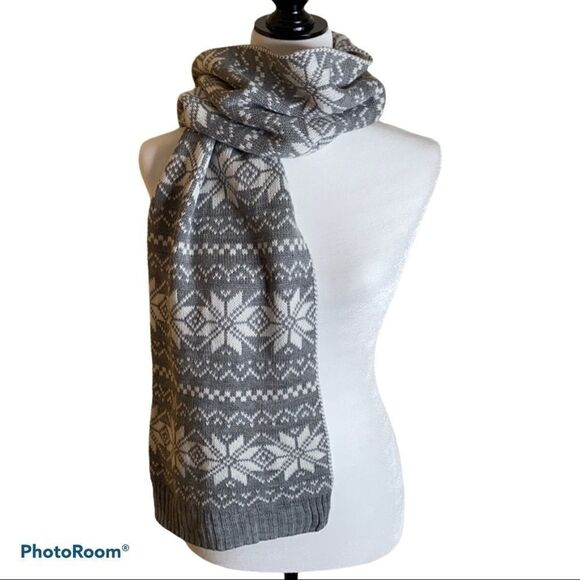 NWT Ladies Old Navy reversible snowflake scarf - Picture 1 of 5